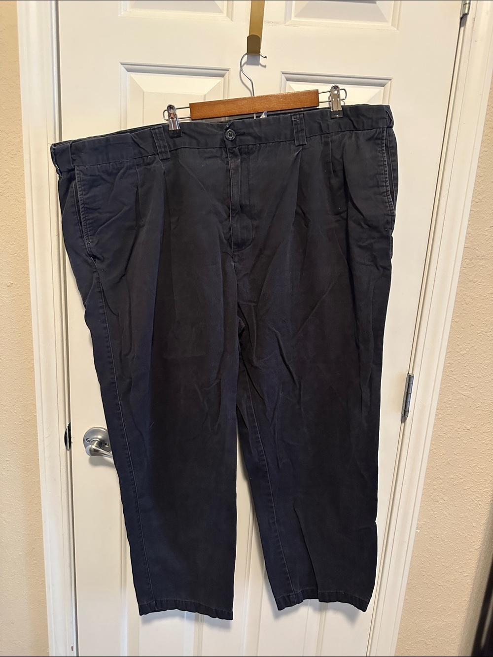 Men's Black Pleated Chino Pants - Classic Casual Style